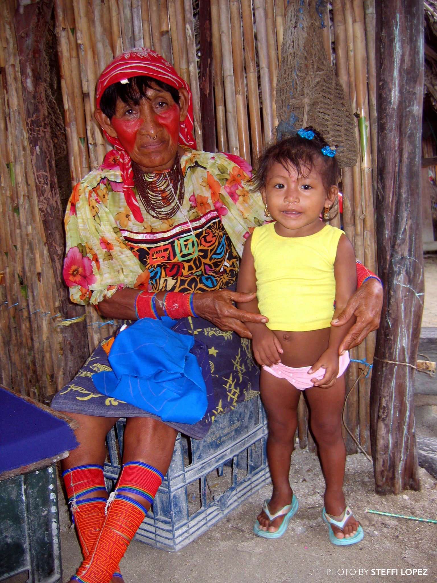 Kuna-woman-and-girl