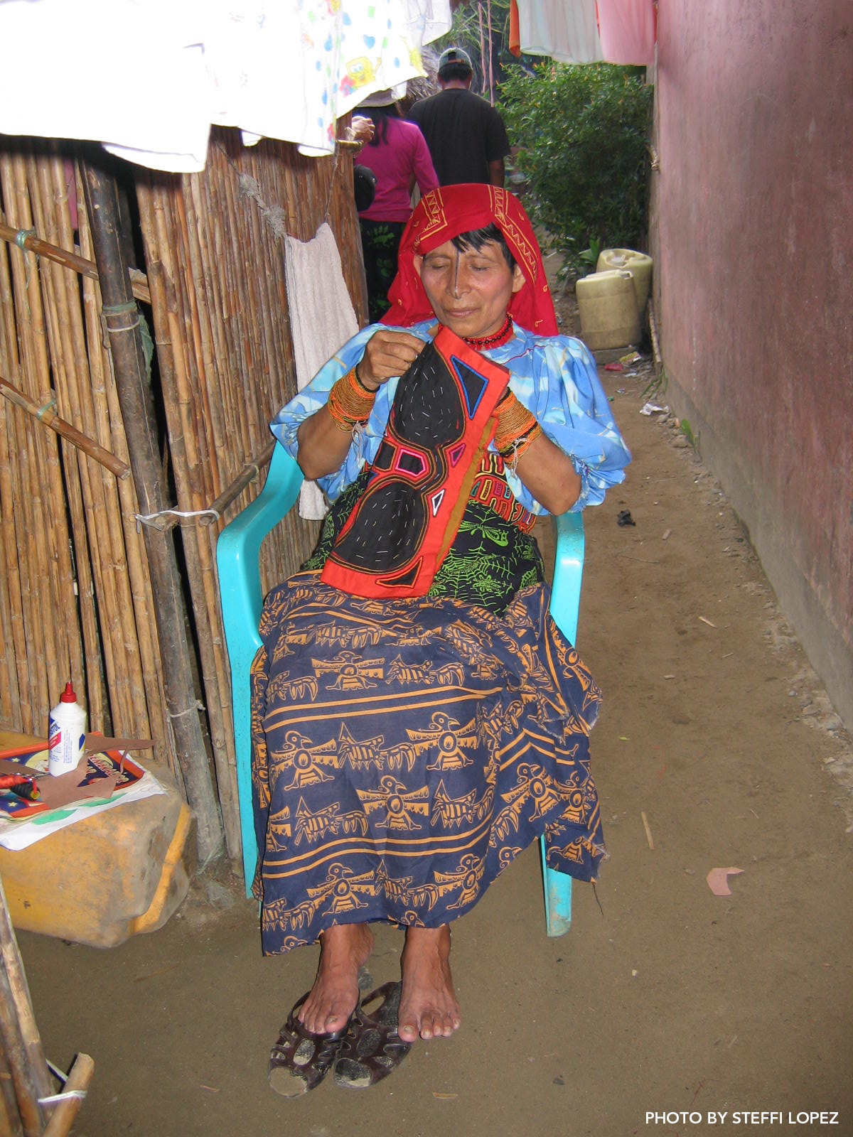 Kuna-woman-sewing-mola